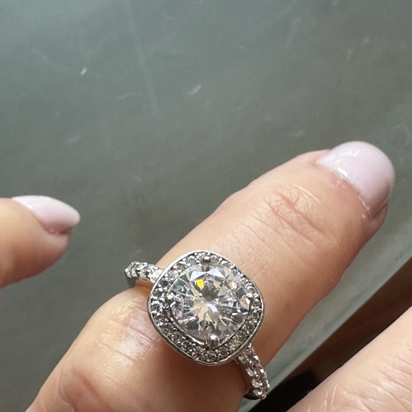 Cubic zirconia round ring - Picture 3 of 6